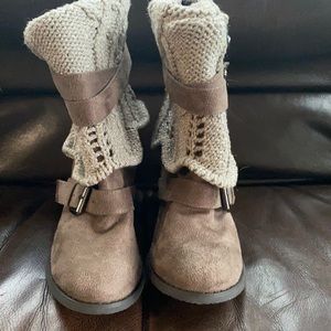 Venus just above ankle 3” heal super comfy